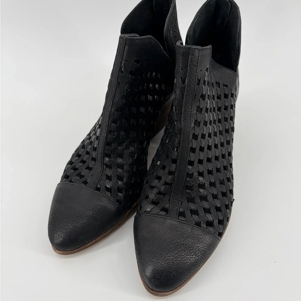 Vince Camuto Neeja Perforated Black Leather Ankle Booties Size 7M Western, NWOT‎